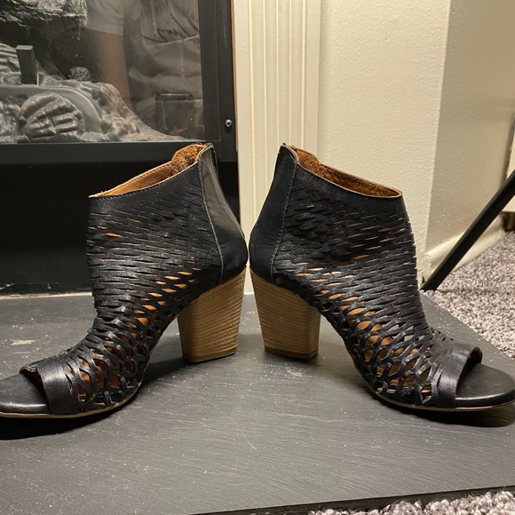 Womens US 6 Bueno black zip up heels - Picture 4 of 4